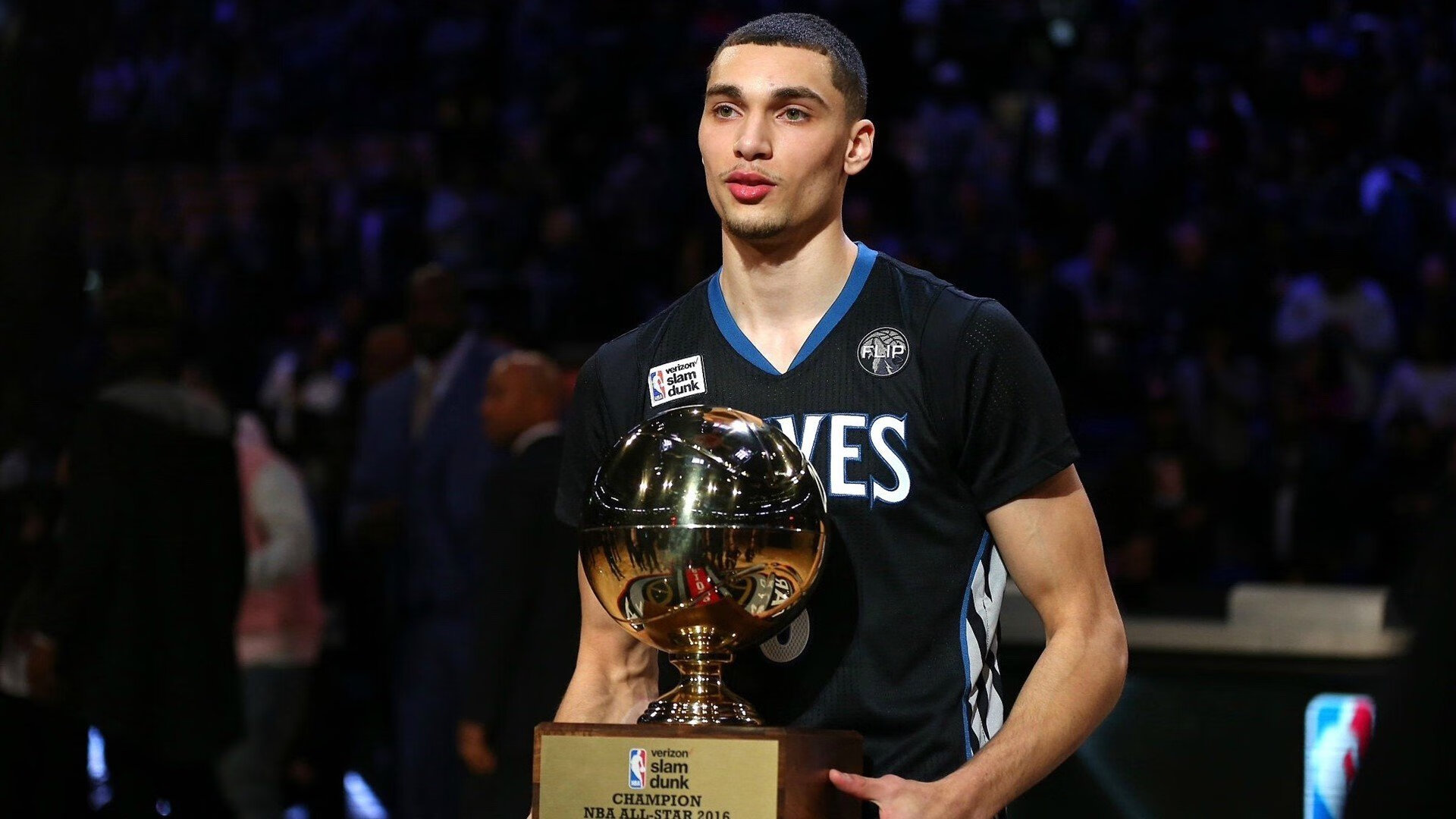 季后赛里,他不仅在篮下强硬争夺,还多次外线投中关键三分!,季后赛投篮命中率