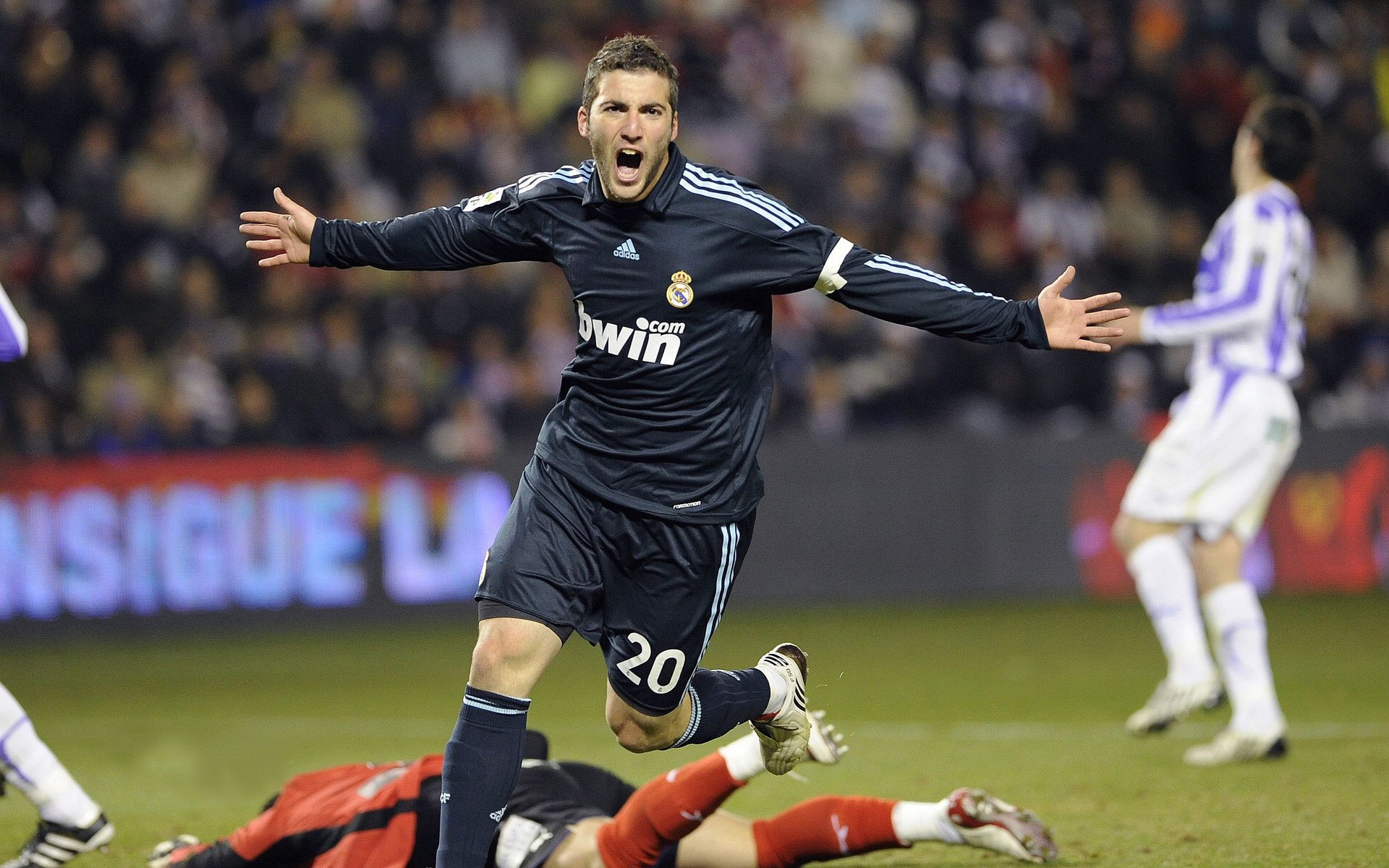 五大联赛的薪资结构对球员流动性的影响，五大联赛最高年薪